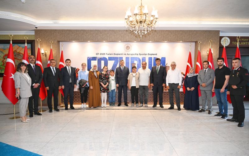 “Birbirimize Candan Bağlıyız Pasinler” Etkinliğinde Başarı Gösteren Öğrenciler ve Katılımcılar Vali Çiftçi Tarafından Kabul Edildi
