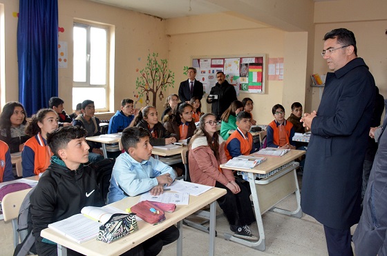 Vali Memiş: Ekibimizle kapı kapı dolaşıp gönderdiğiniz bütün yardımları afetzede kardeşlerimize ulaştırdık